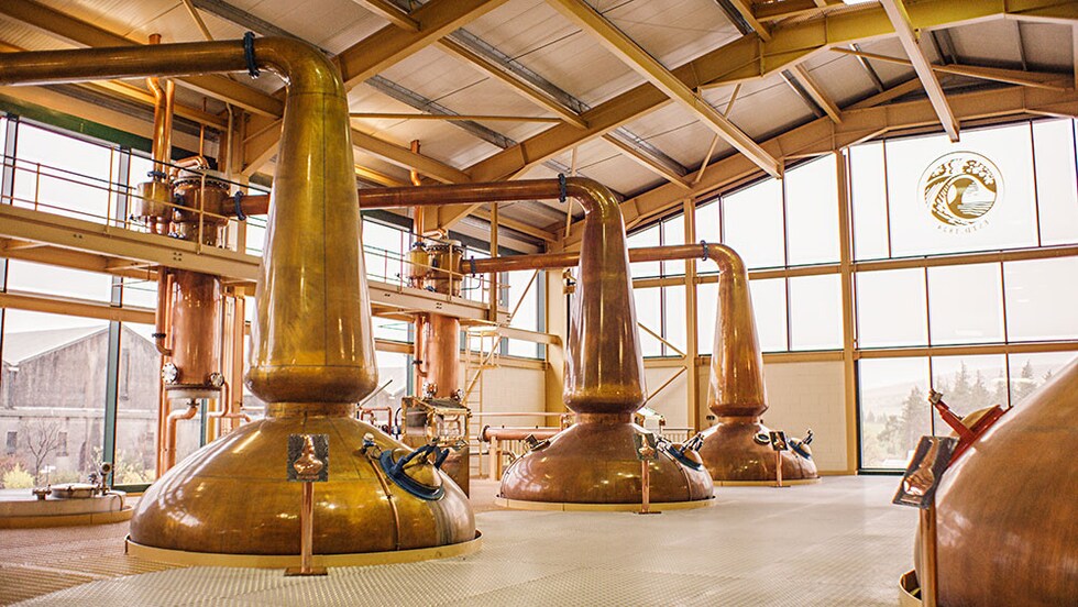 背の高いランタン型のポットスチルが生み出す、スムースでクリアな味わい