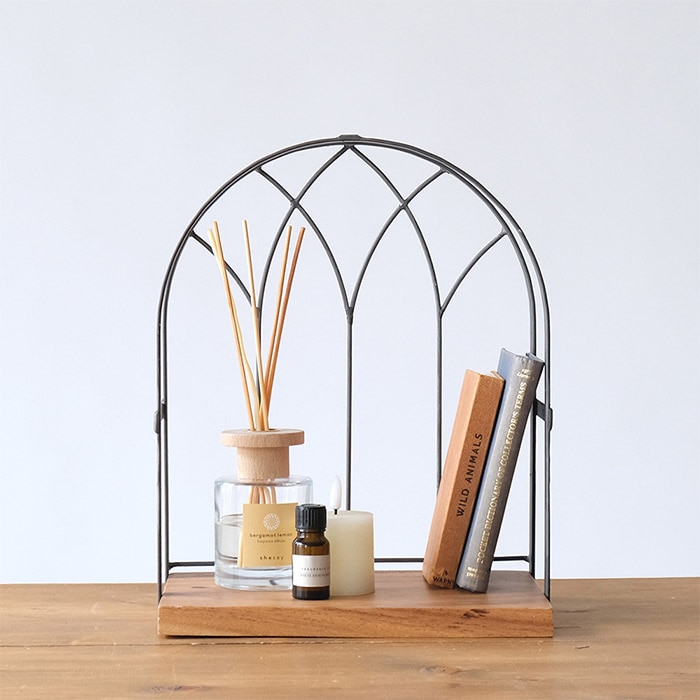 shesay シセイディスプレイスペースになる窓枠の飾り棚