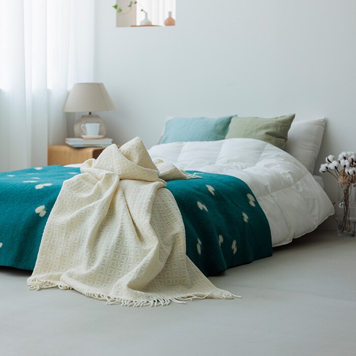 KLIPPAN クリッパン【正規取扱店】 ウール シングルブランケット CHOUCHO  スローケット 厚手 毛布 高級 おしゃれ 北欧 肩掛け ギフト プレゼント ミナペルホネン  