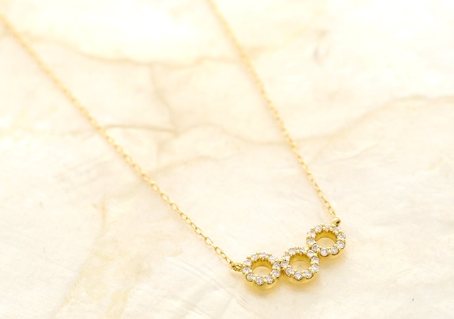 K18 diamond necklace three rings