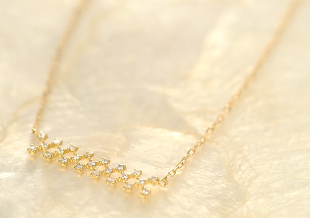 K18 diamond necklace joint line