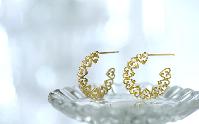 K18 pierced earrings love lace