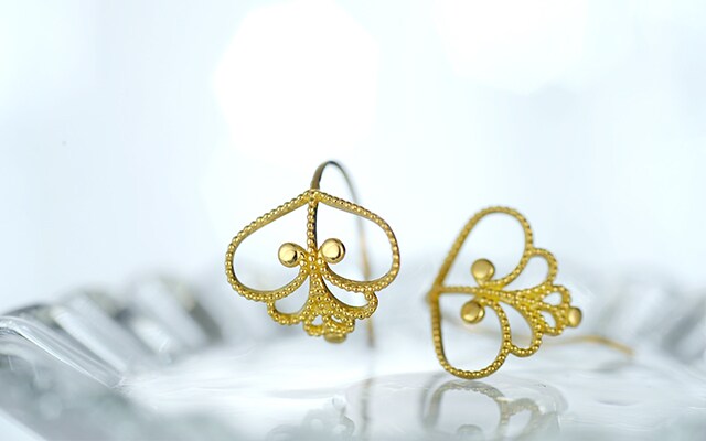 K18 pierced earrings leafy