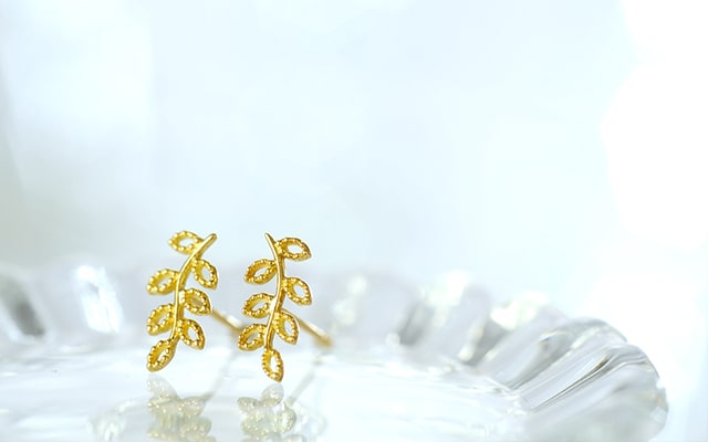 K18 pierced earrings peace