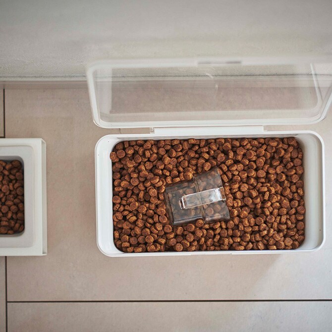 tower タワー 密閉ペットフードストッカー 1.5kg 計量カップ付き ペットフード ストッカー 保存容器 密閉 おしゃれ 北欧 計量カップ 白 黒 ペット用品