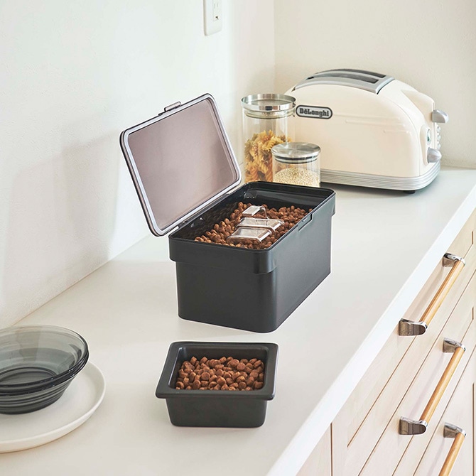 tower タワー 密閉ペットフードストッカー 1.5kg 計量カップ付き ペットフード ストッカー 保存容器 密閉 おしゃれ 北欧 計量カップ 白 黒 ペット用品