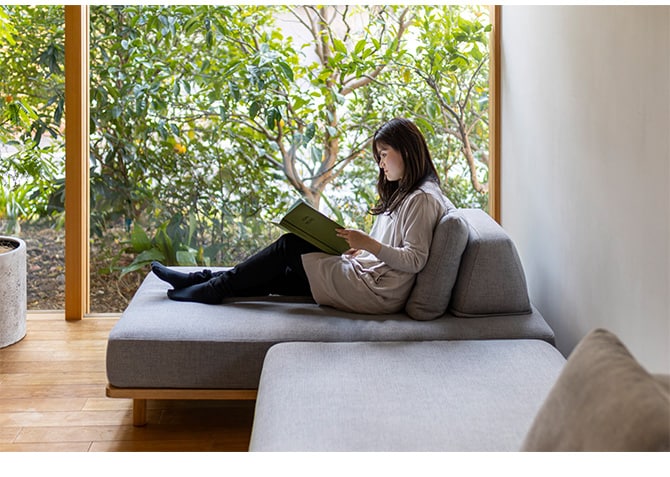 Fumi フミ 無駄のないソファ 背 