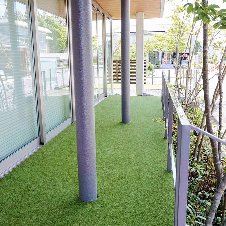 安心の国産 まるで天然芝 1帖サイズ 幅91×長さ178cm リアル 人工芝 クッション 庭 ペット 遊具回り ベランダ テラス 水抜き穴あり 本物そっくり