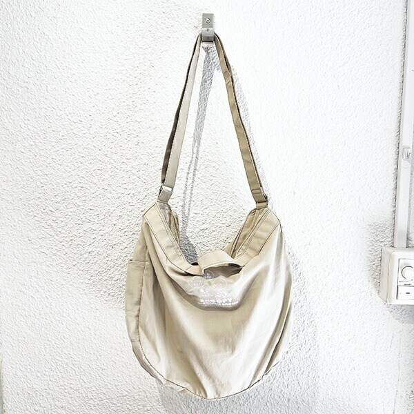 スヌーピー マザーズショルダーバッグ ベージュ PEANUTS 75th SNOOPY