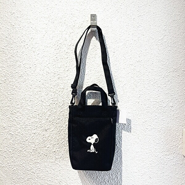スヌーピー ミニ ボトルインショルダー 座り ショルダーバッグ かばん ブラック SNOOPY