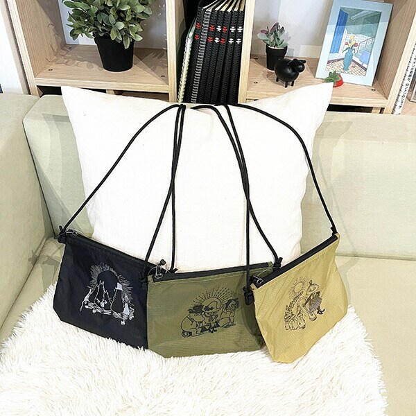 ムーミン ナイロンサコッシュ ベンチ オリーブ バッグ