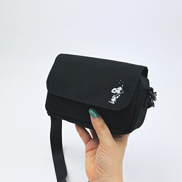 スヌーピー カメラショルダーバッグ (ブラック) トラベル SNOOPY