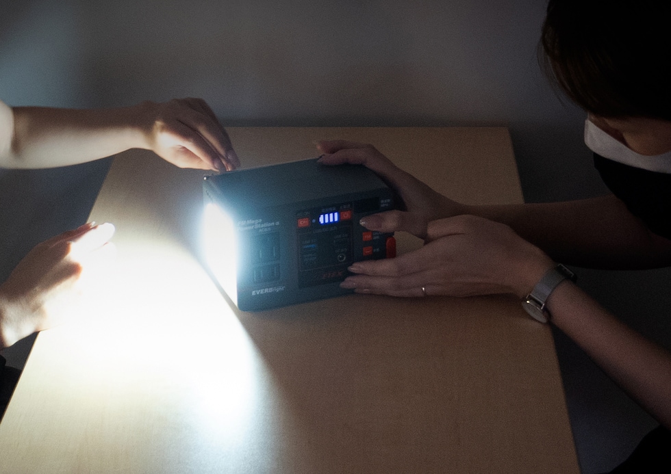 停電時にLEDライトが点灯しているシーン