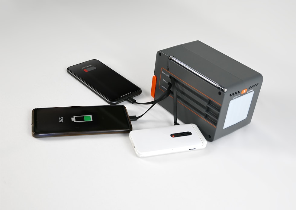 内蔵ケーブル3本でデスクランプなど同時充電
