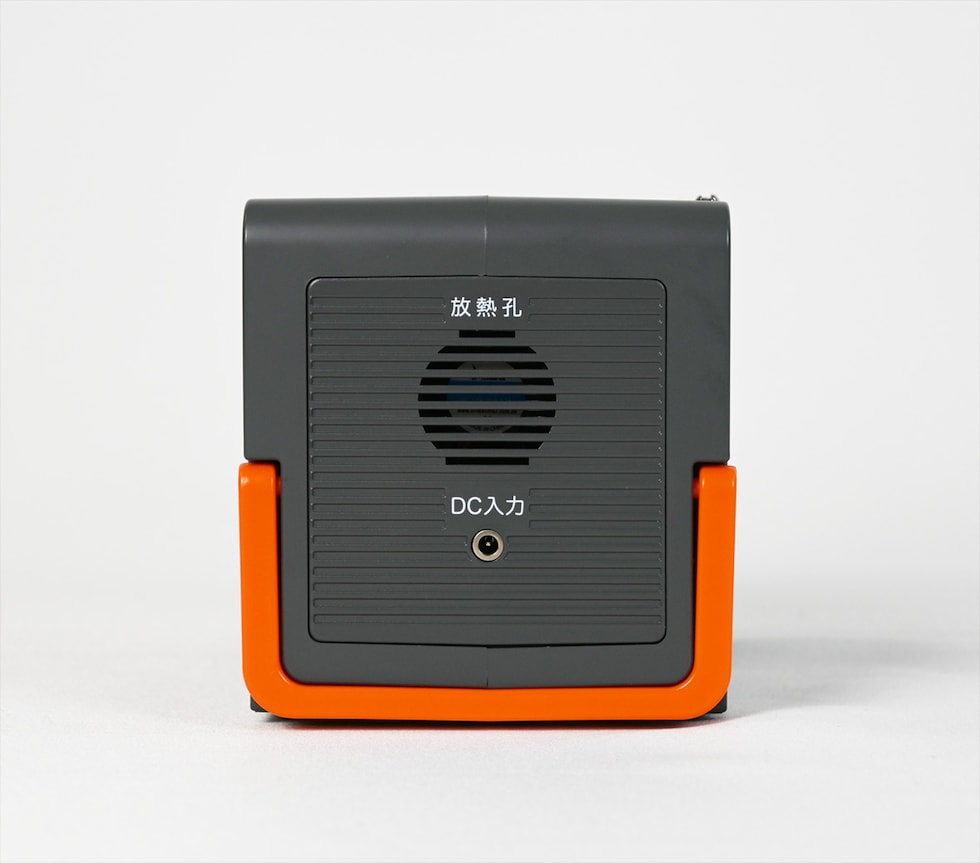 正面パネル：ACコンセント2口・USB各種・DC出力