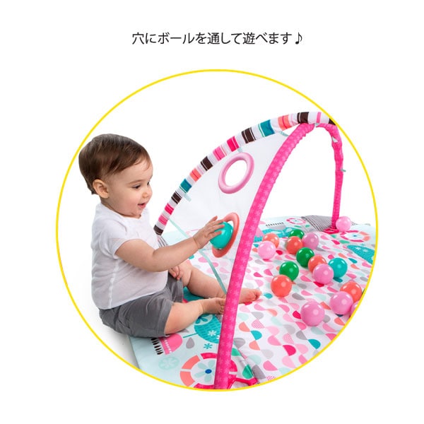 穴にボールを通して遊びます