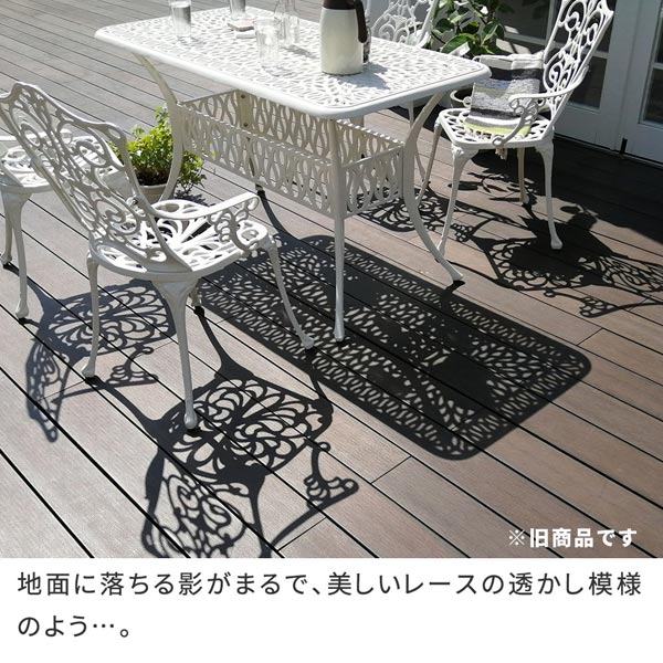 地面に落ちる影が美しいレースの透かし模様のよう