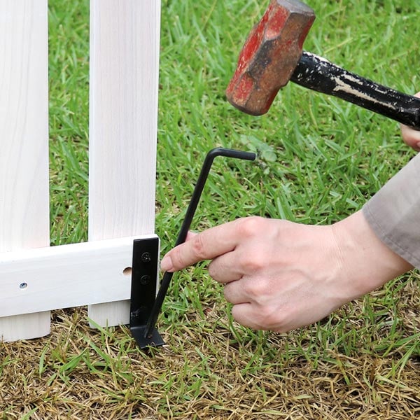 地面にペグで固定